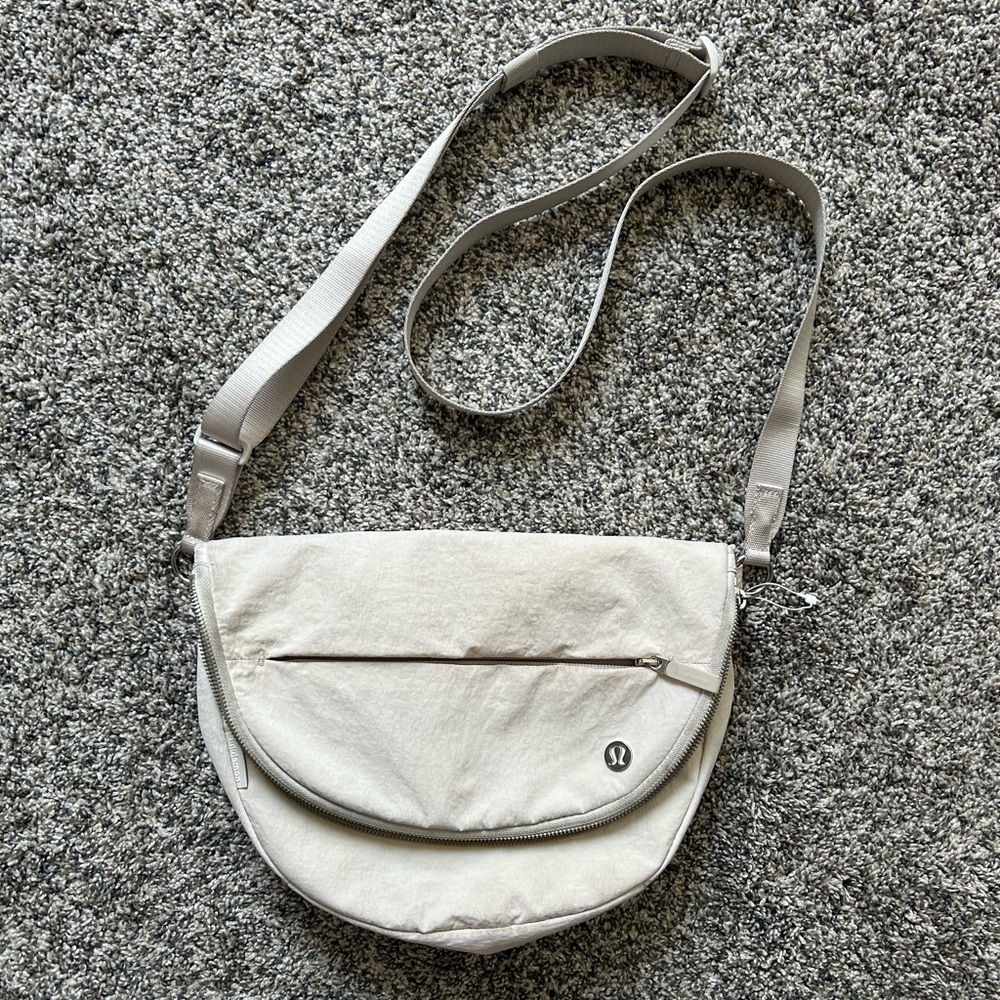 LULULEMON white all night festival bag, great condition!